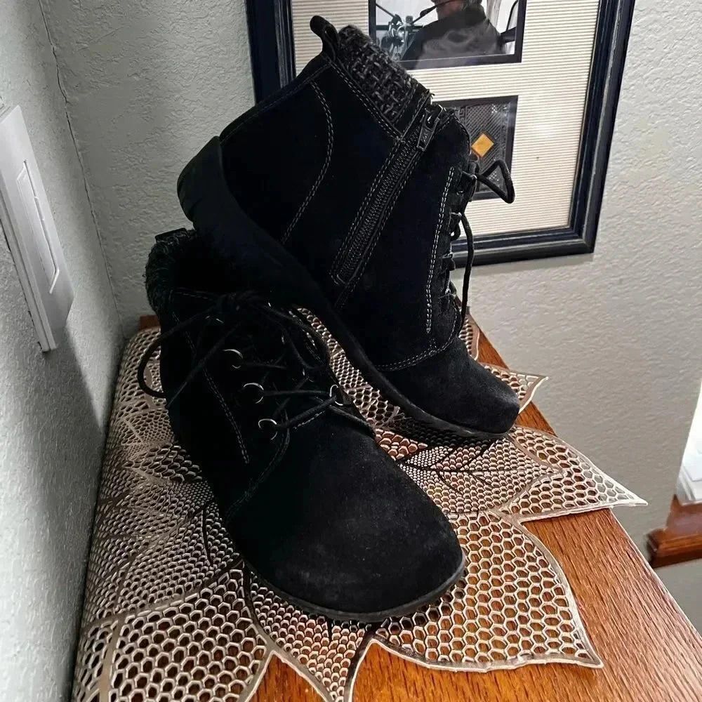 EUC Oasis Black Suede Short Boots Side Zipper Size 8.